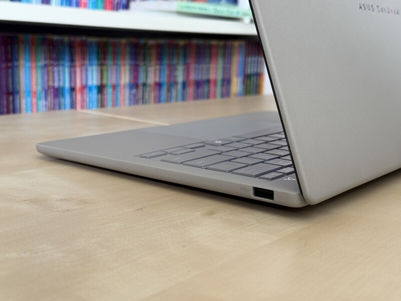Asus Zenbook Type A Port