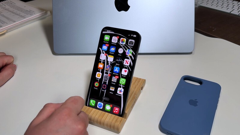 Iphone 16 E In Stand