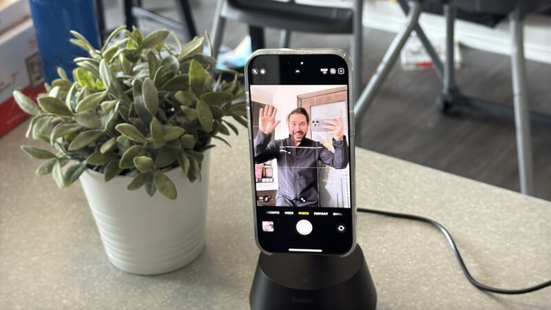 Belkin Auto Follow Stand Lifestyle Dk