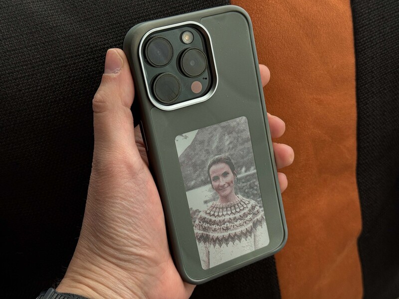 Yatuo E Ink Phone Case Lifestyle In Hand