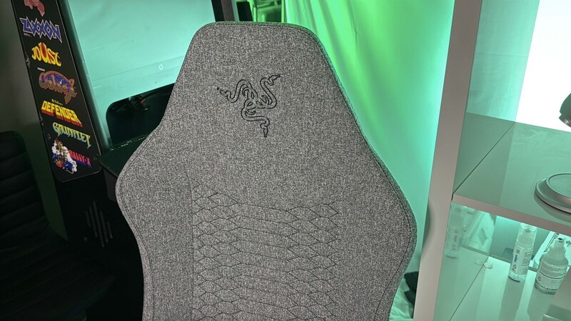 Razer Iskur V2 X Chari Back Logo