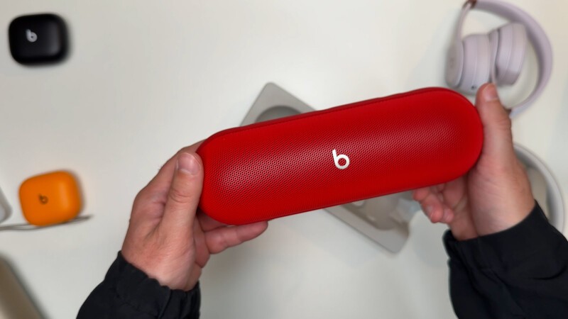 Beats Pill Red Unbox In Hand