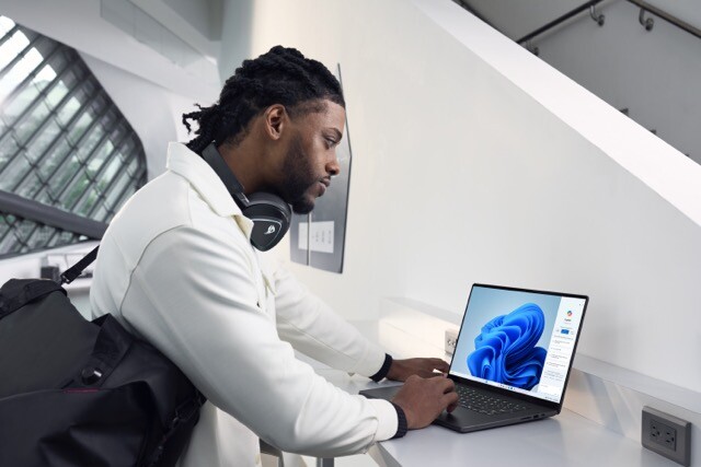 Generic Windows User On ASUS Laptop