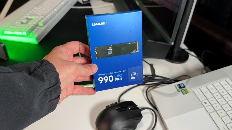 Razer Tb 5 Dock Samsung M.2 Storage