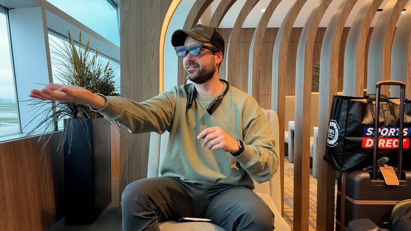 佩戴 Pro Neckband 进行手势交互