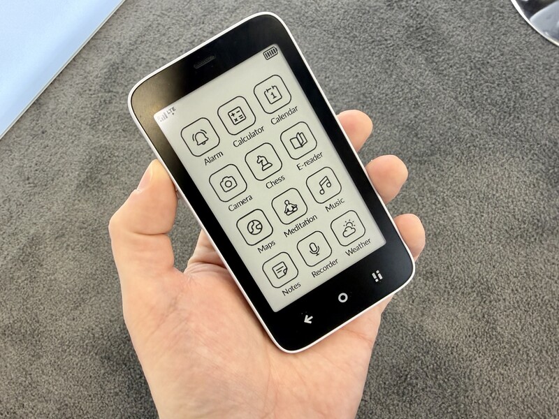 Mudita Kompakt Apps In Hand