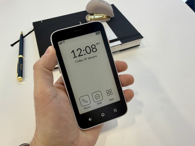 Mudita Kompakt Home Screen In Hand