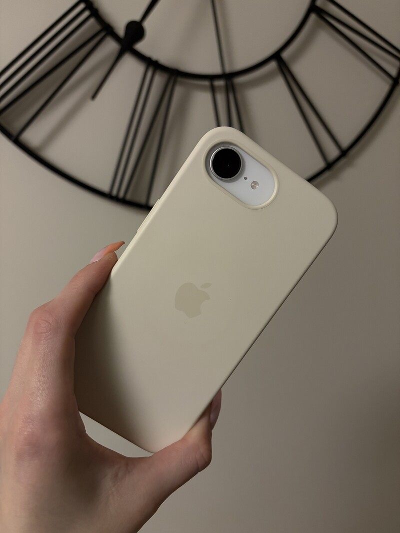 Iphone 17e Beauty Shot In Hand