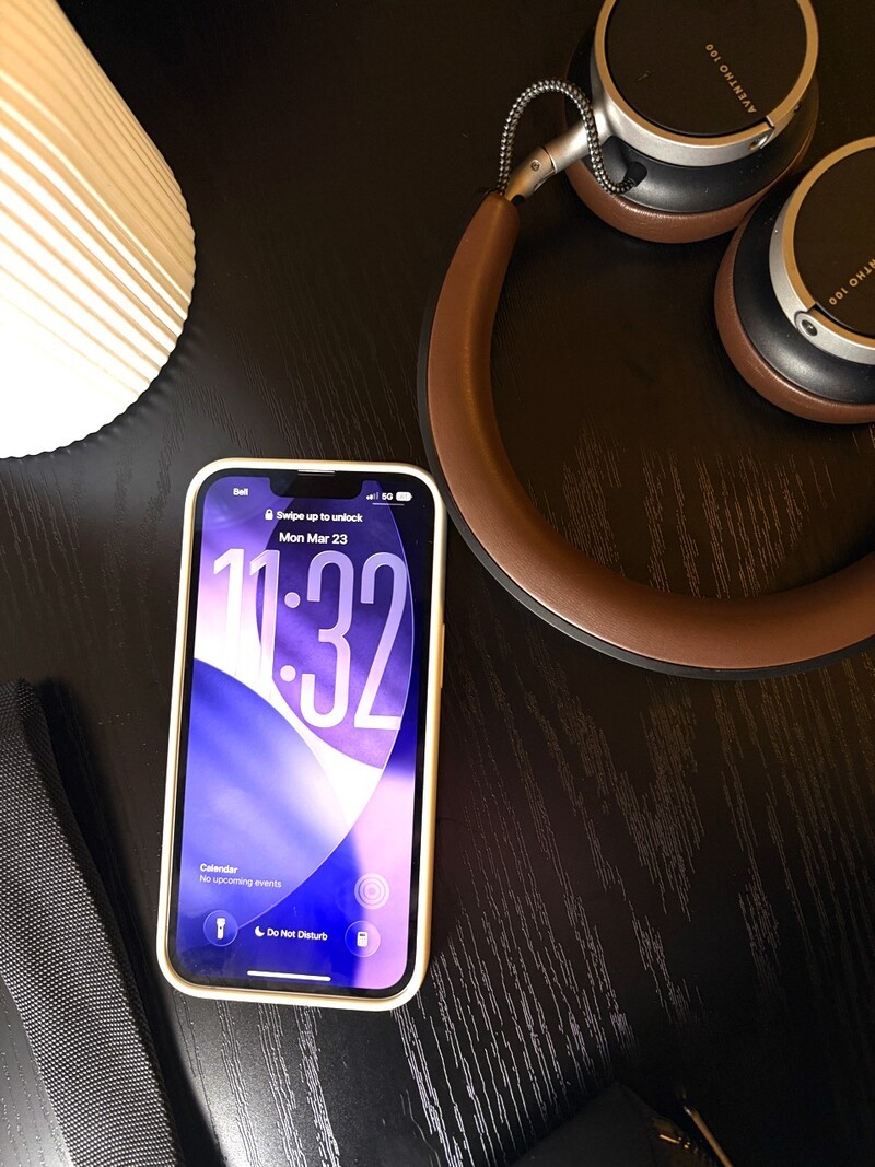 Iphone 17e W Headphones