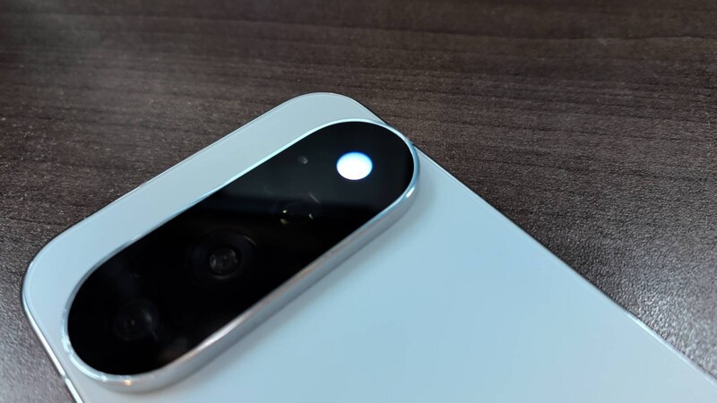 Google Pixel 11 Pro Camera Bar And Hilight On Desk.mp4 .00 01 00 26.still