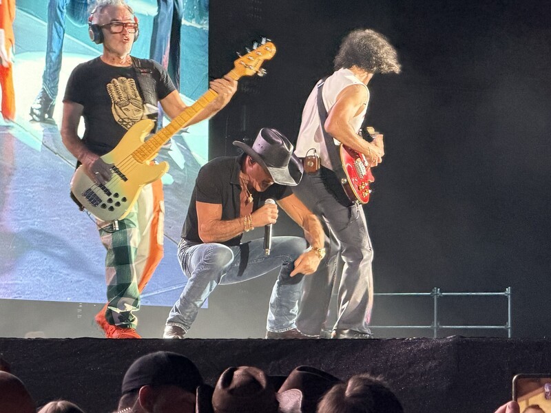 Tim Mcgraw On Stage W Band