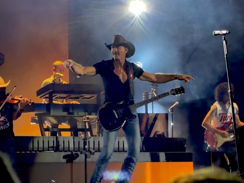Tim Mcgraw On Stage W Guitar