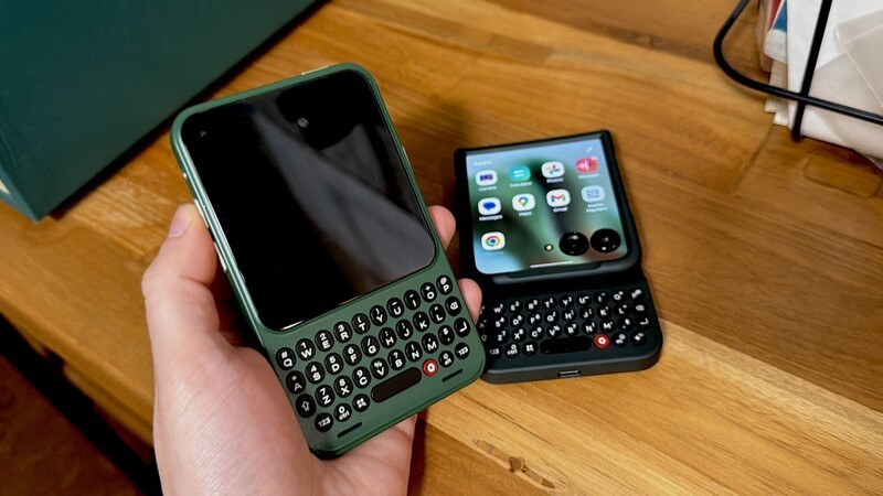 Communicator Clover In Hand Wood Grain Razrberry Bg