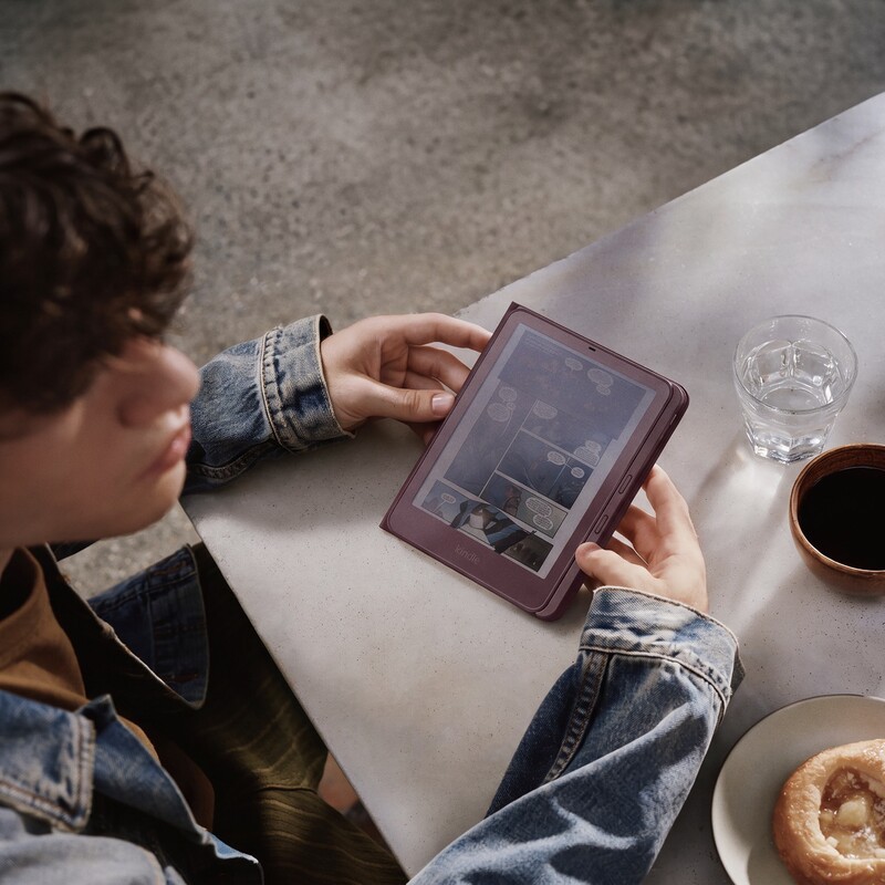 Kindle Colorsoft Signature Edition Lifestyle Hero